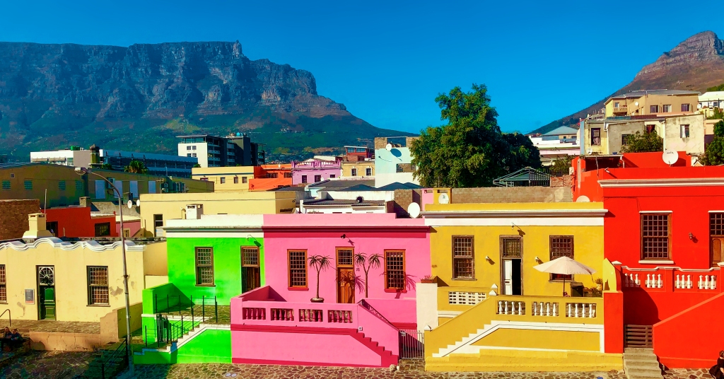 Разноцветные домики Малайского квартала Bo Kaap на фоне Столовой горы, Кейптаун